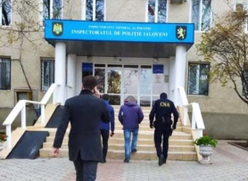 ULTIMA ORĂ // Mită de 5000 de euro, la Ialoveni. Un șef de la Inspectoratul de Poliție și un complice, reținuți de CNA